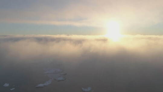 南极洲日落海洋表面雾鸟瞰图