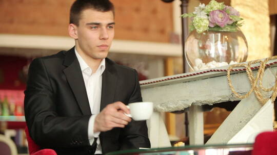 在咖啡馆喝咖啡思考的男人