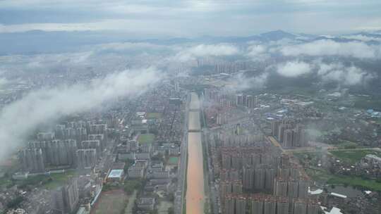 雨后穿云小县城