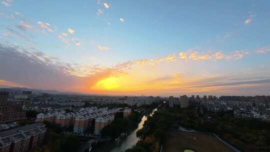 城市郊区的日落延时