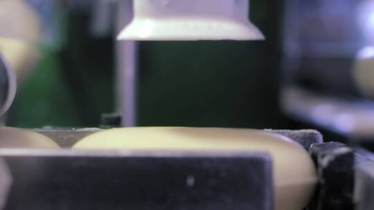香皂生产工厂传输香皂的特写镜头