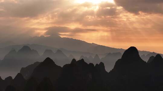 桂林山峰朝霞