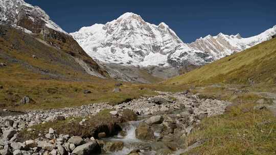 尼泊尔喜马拉雅山白雪皑皑的山脉和河流景观