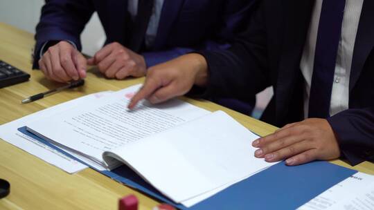 谈判成功客户合同上签字盖章压手印