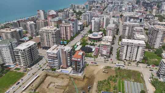 鸟瞰图建筑基础重型机器将混凝土倒入深坑