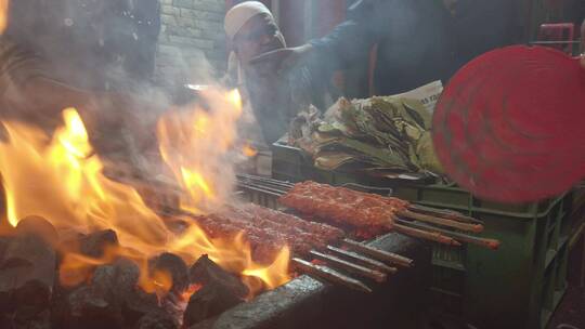 一名男子在班加罗尔的路边商店烤肉串