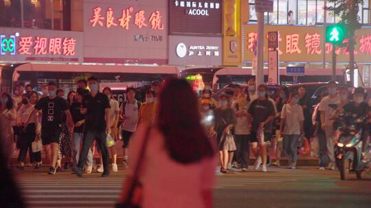 城市行人脚步匆匆-走路脚步近景