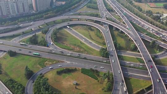 中国郑州城市立交桥上的交通