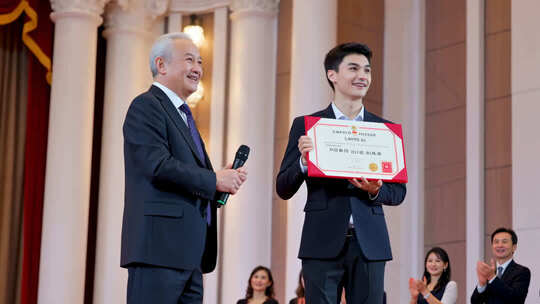 领导颁奖鼓励年轻人