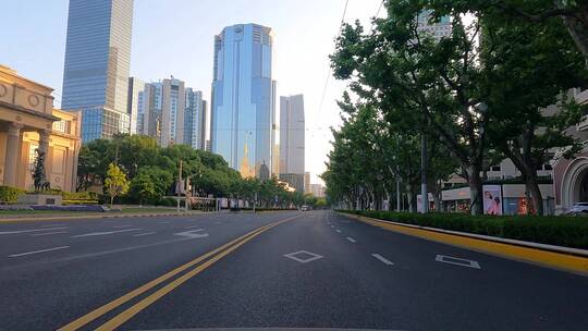 上海封城中的现代都市街道环境