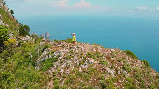 悬崖上孤独的观察者凝视着大海。意大利卡普