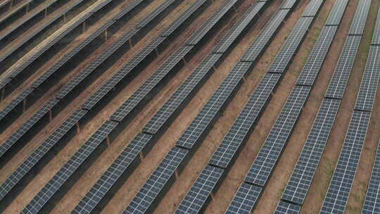 太阳能农场太阳能电池板的鸟瞰图