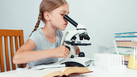 女孩使用显微镜