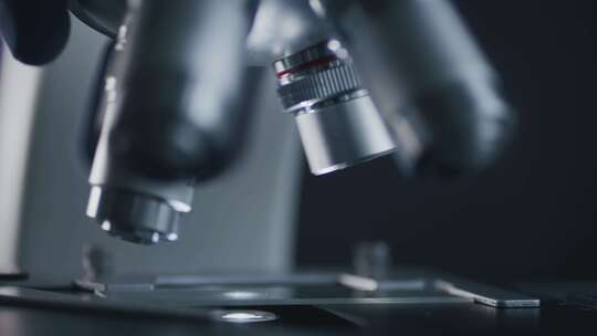 实验室内样本载玻片和显微镜特写镜头