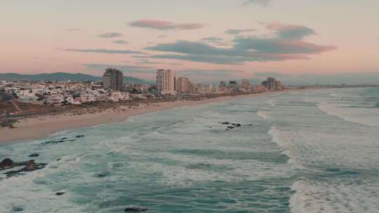 海浪冲击海岸线的镜头