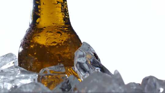 啤酒容量节是冰上的啤酒瓶。白色背景