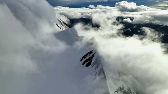 航拍川西沙鲁里山脉云雾中的雪山