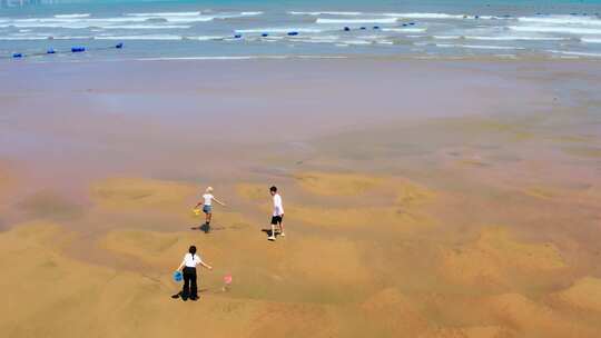 一群人海边奔跑，赶海视频素材模板下载