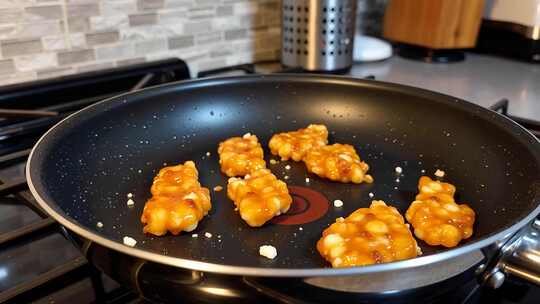 锅中烹饪油炸食物素材