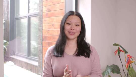自信可爱的中年亚洲女人在室内录制视频内容