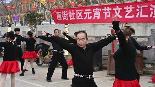 元宵节复古街道跳舞演出和游玩的人流