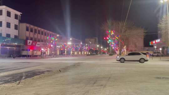 深夜街头结冰路面十字路口行车电动车
