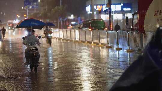 雨夜开车 路上行人 车辆行驶