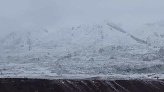 航拍新疆禾木村雪山