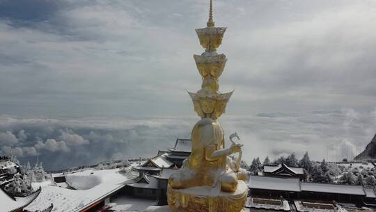 航拍佛教名山四川峨眉山金顶大佛，云雾缭绕