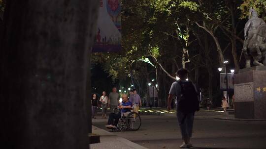 夜晚公园里散步的老人们视频素材模板下载