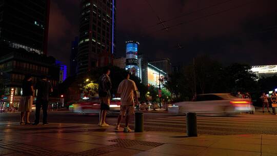 上海街头的车流夜景视频素材模板下载