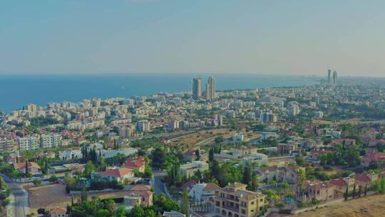 塞浦路斯北海岸的一座城市景观