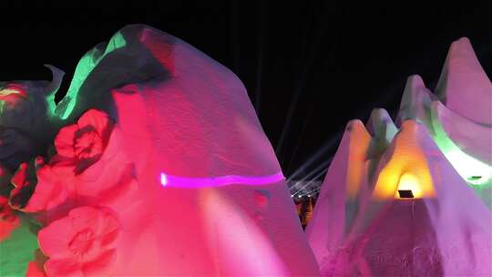 彩色灯光映照下的雪雕