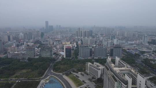 春季雨雾中的东莞市区