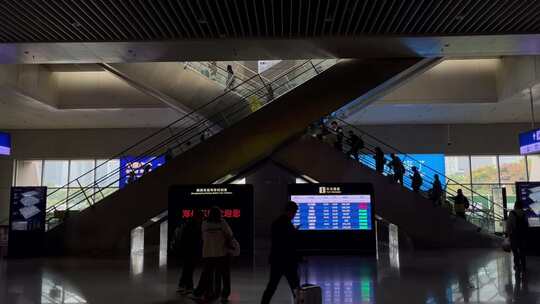 郑州东站扶梯上下的旅客