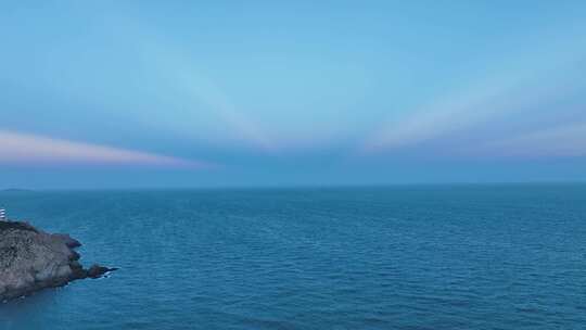 傍晚蓝色大海航拍飞向大海唯美晚霞海洋风景