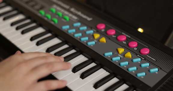 男孩在家玩合成器