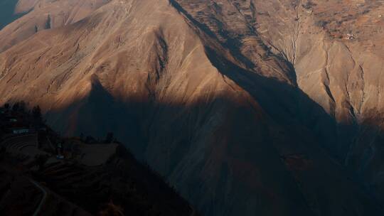 冬季清晨云南苦寒山区暮色光影山坡村庄