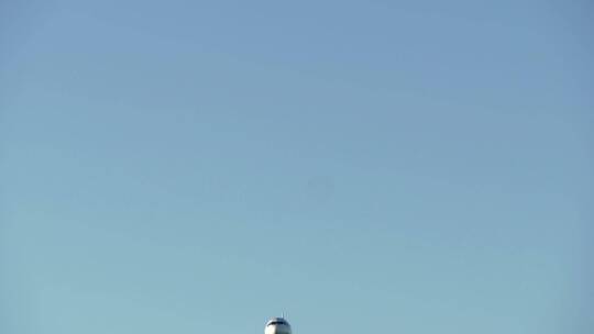 喷气式飞机在天空飞行