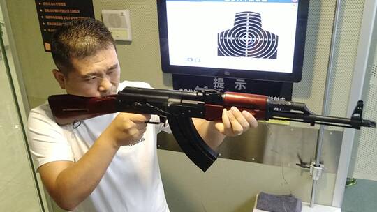 合法拍摄AK自动步枪连续射击高清视频素材