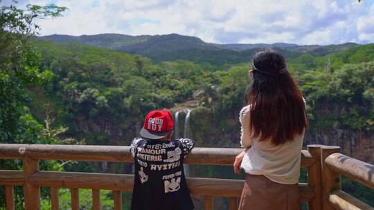 幸福母子俩一起看风景看瀑布