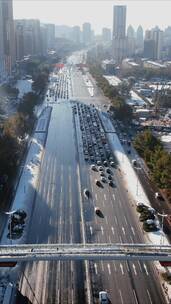 城市航拍山东济南经十路交通雪景