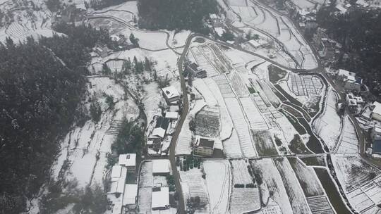 航拍山村雪景