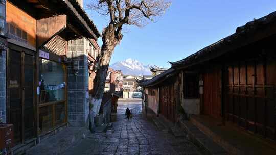 云南丽江古城街道和玉龙雪山日出清晨实时