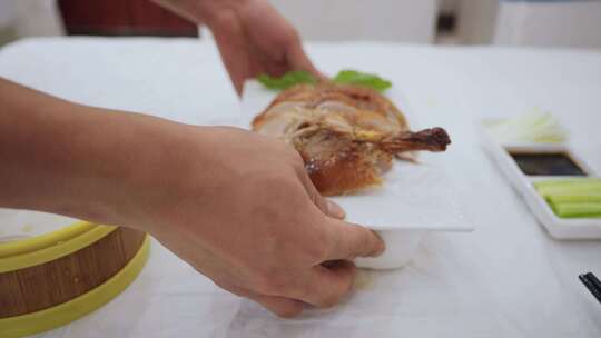 饭店厨师切北京烤鸭