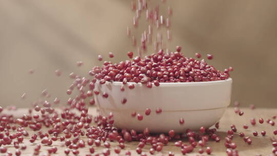 红豆洒落在碗中视频素材模板下载