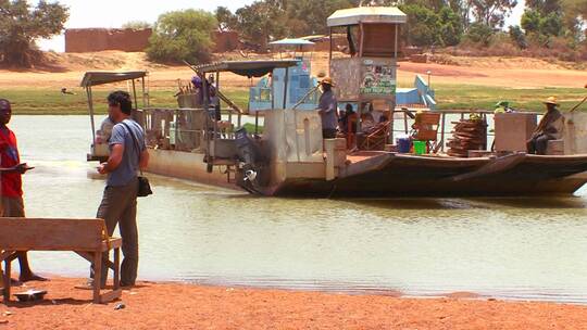 渡船在非洲马里河上航行视频素材模板下载