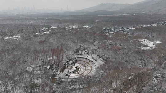 雪后中山陵音乐台的露天剧场全景