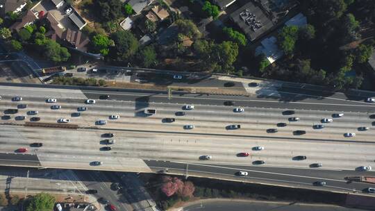 航拍高速公路上行驶的汽车