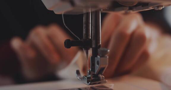 缝纫机在缝纫服装的特写镜头